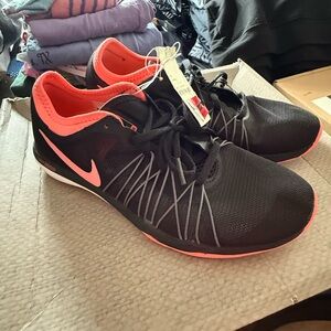 Nike Women's Black and Pink Athletic Shoes